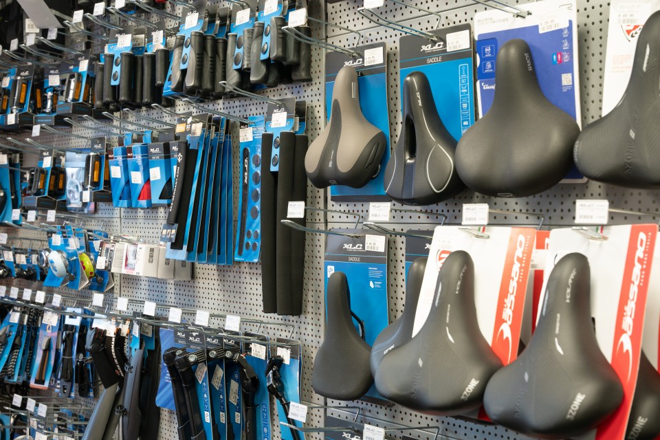 Wand met zadels en handvaten in de winkel
