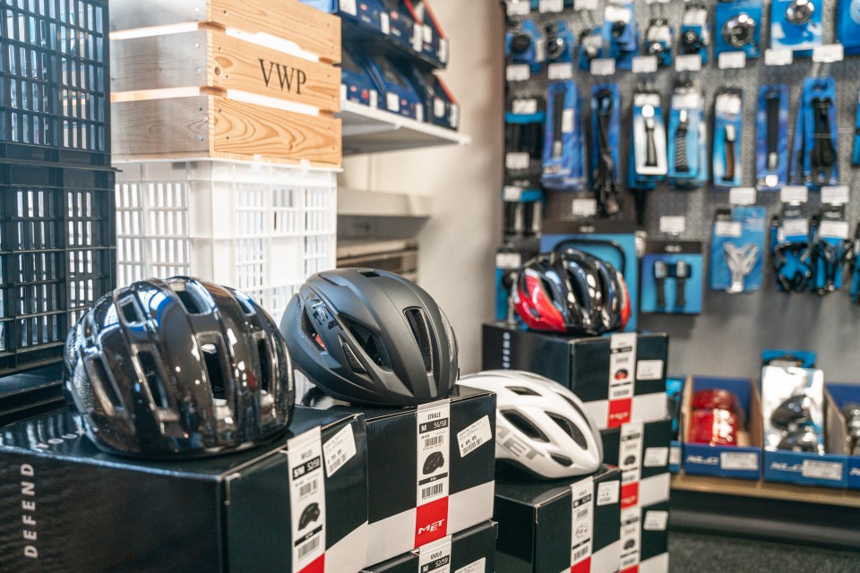 Fietshelmen op een stapel dozen in de winkel